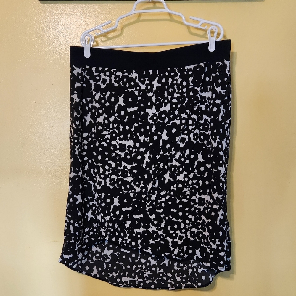 CAbi women's black/white floral high low midi skirt. Size XL